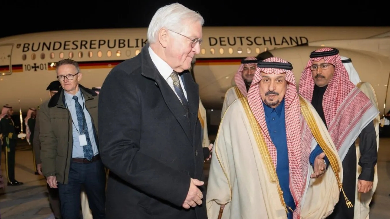 أمير الرياض مستقبلاً الرئيس الألماني في مطار الملك خالد الدولي الأحد (© واس)