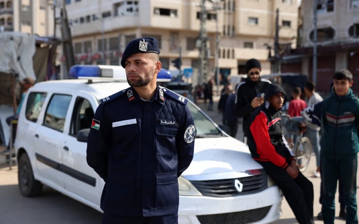 عنصر من قوات أمن حماس يقف للحراسة في النصيرات، وسط قطاع غزة، في 19 يناير 2025، قبل لحظات من دخول اتفاق وقف إطلاق النار حيز التنفيذ