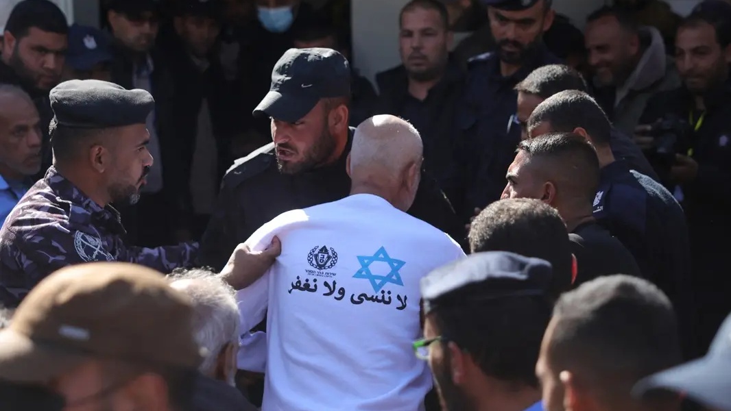 سجين فلسطيني تم اطلاق سراحه السبت من السجون الإسرائيلية يحمل فوق قميصه رسالة سياسية 