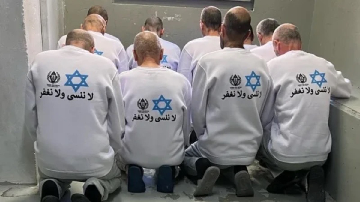 سجناء فلسطينيون يصلون إلى قطاع غزة عبر معبر كرم أبو سالم، سلمتهم اللجنة الدولية للصليب الأحمر إلى السلطات الفلسطينية في مستشفى غزة الأوروبي في خان يونس، قطاع غزة، في 15 فبراير 2025. - Getty Images