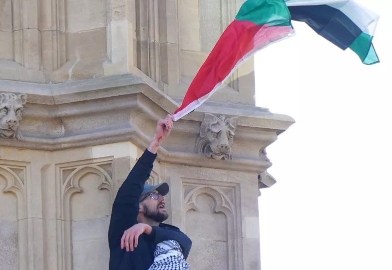 المتظاهر الفلسطيني خلال تسلقه برج اليزابيث في قصر ويستمنستر 
