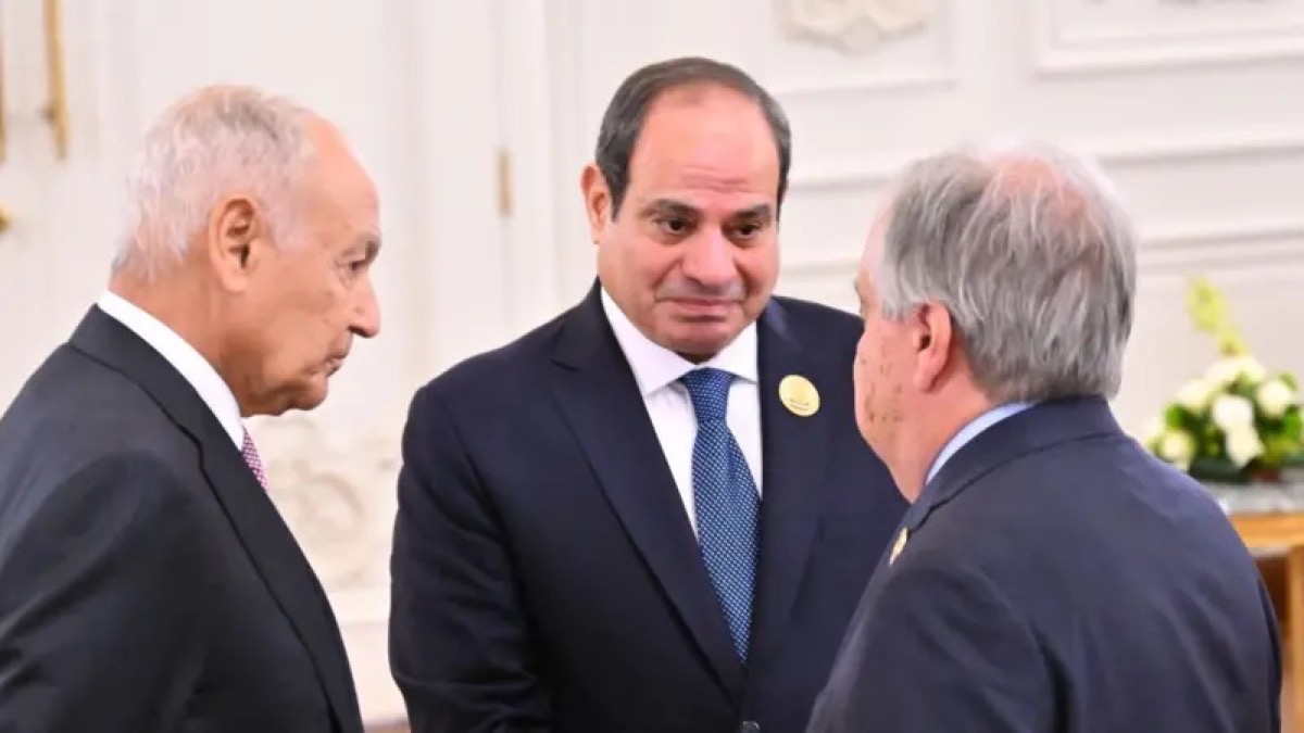 الأمين العام للأمم المتحدة (يمين) والرئيس المصري (وسط) والأمين العام لجامعة الدول العربية (يسار) - Getty Images