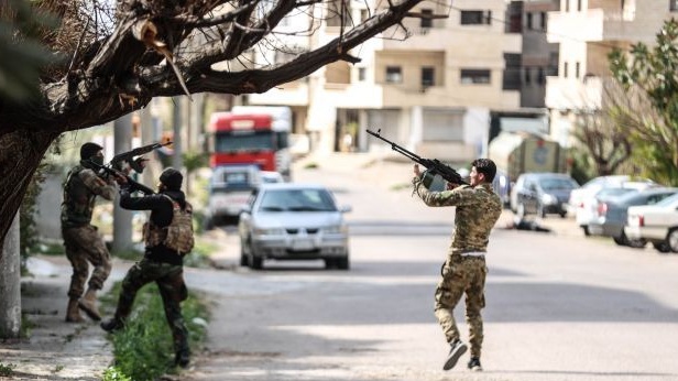 قوات الجيش السوري تطوق فلول الأسد بالساحل السوري