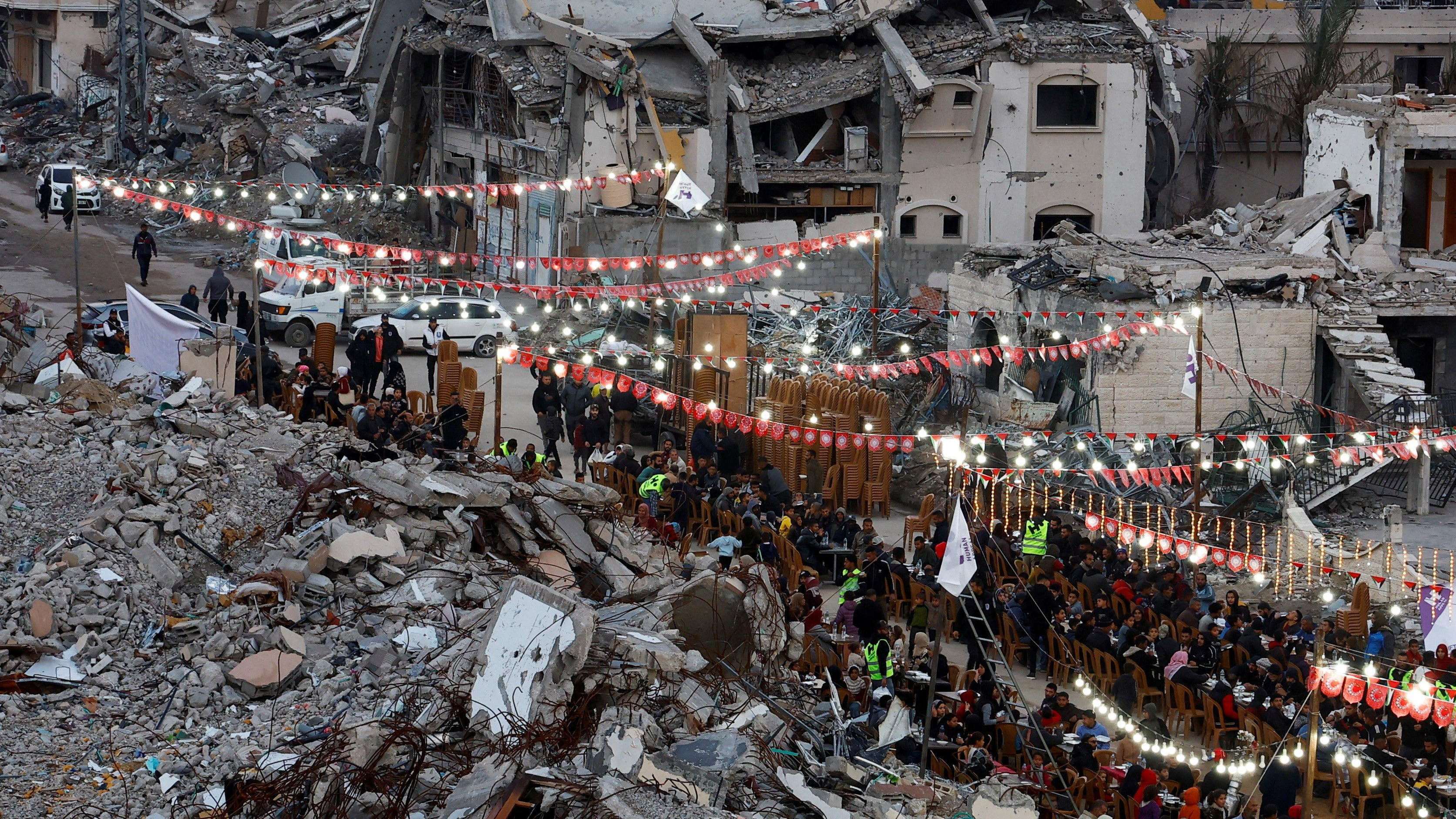 صورة علوية لمائدة ممتدة في أحد شوارع غزة لحظة الإفطار في رمضان - Reuters