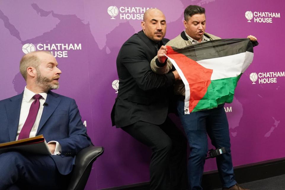أحد مقتحمي تشاتهام هاوس خلال حديث وزير الأعمال البريطاني الخميس