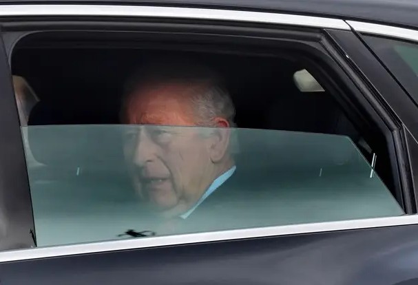 الملك تشارلز شوهد في سيارته متوجها الى قصر باكنغهام اليوم الجمعة
