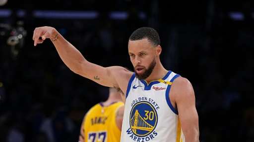 ستيفن كوري نجم غولدن ستايت ووريرز في مواجهة لوس أنجليس ليكرز ضمن دوري كرة السلة الأميركي للمحترفين (أن بي ايه). لوس أنجليس، كاليفورنيا، في 3 نيسان/أبريل 2025