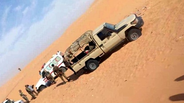 جانب من حادث قتل جنود جزائريين لأحد الصحراويين بالمخيمات
