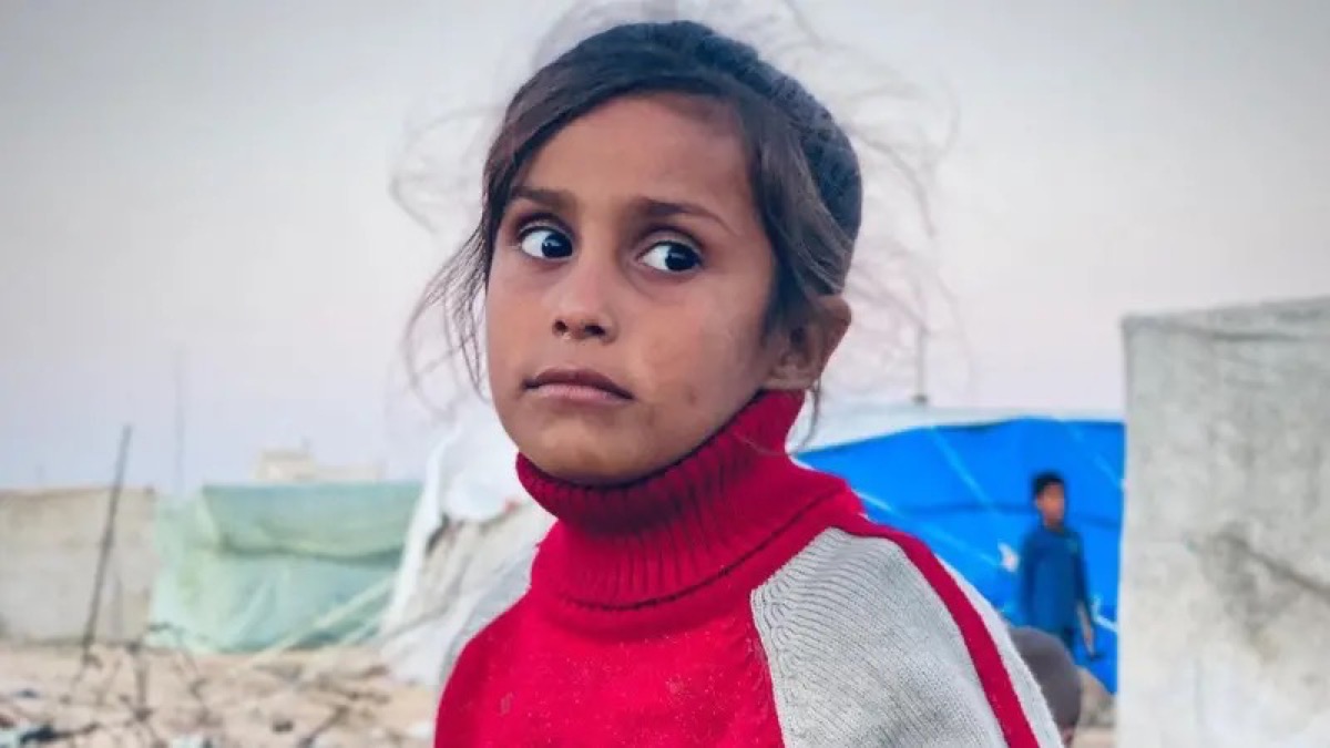 طفلة فلسطينية تنتظر دورها للحصول على مياه للشُرب في رفح جنوبي قطاع غزة