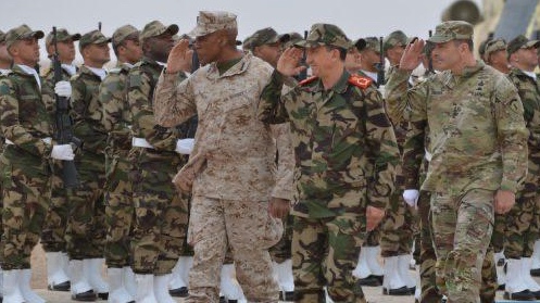 الفريق أول محمد بريظ، المفتش العام للقوات المسلحة الملكية المغربية، قائد المنطقة الجنوبية، والجنرال مايكل لانغلي، قائد القيادة الأميركية لإفريقيا لدى حضورهما ختام تمرين 