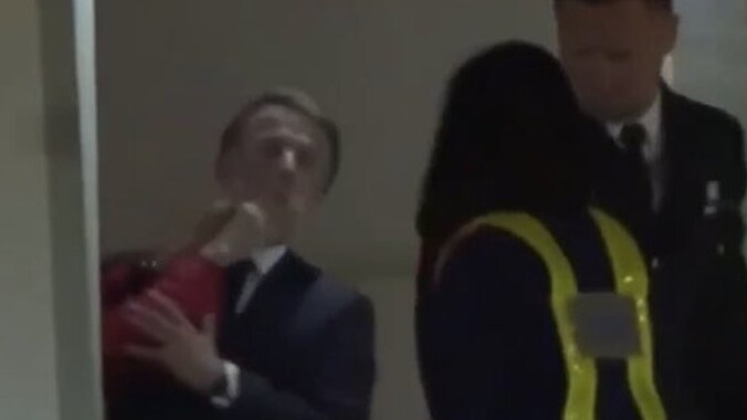 لقطة من فيديو منتشر على السوشيال ميديا لبريجيت تصفع ماكرون