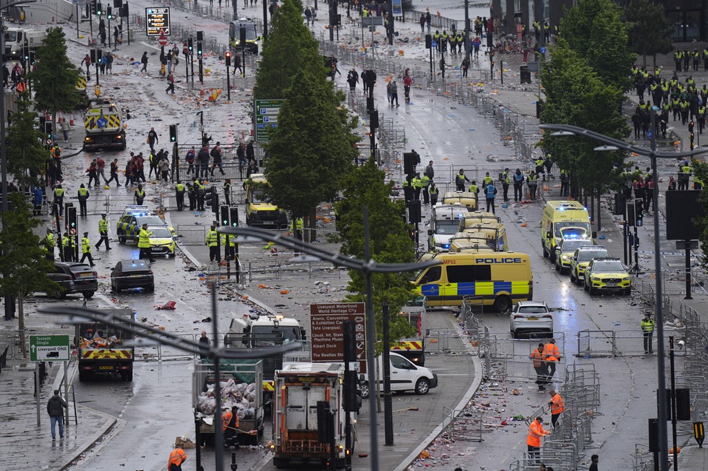 مشهد للمكان بعد حادث الدهش حيث كان موكب نادي ليفربول يجوب الشوارع محتفلا بالكاس