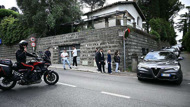 مركبات الوفد الإيراني تغادر مبنى السفارة العُمانية في العاصمة الإيطالية روما عقب اختتام الجولة الخامسة من المفاوضات النووية مع الولايات المتحدة