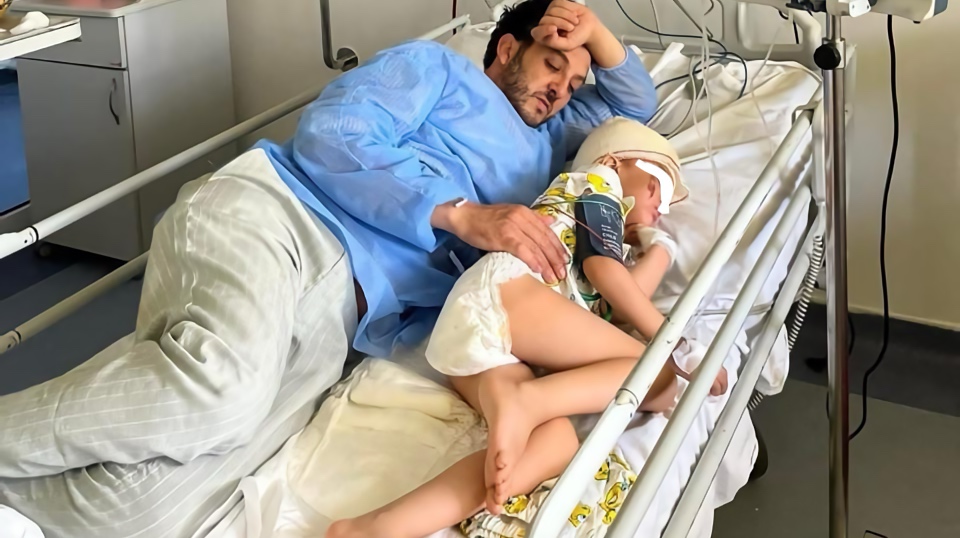 الأب وطفلته غيثة في احدى المصحات بالدار البيضاء