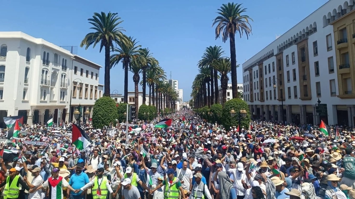 مسيرة حاشدة في الرباط تضامناً مع فلسطين وغزة. عشرات الآلاف يطالبون بوقف الحرب والحصار، ويرفضون الإبادة الجماعية والتجويع في قطاع غزة المحاصر