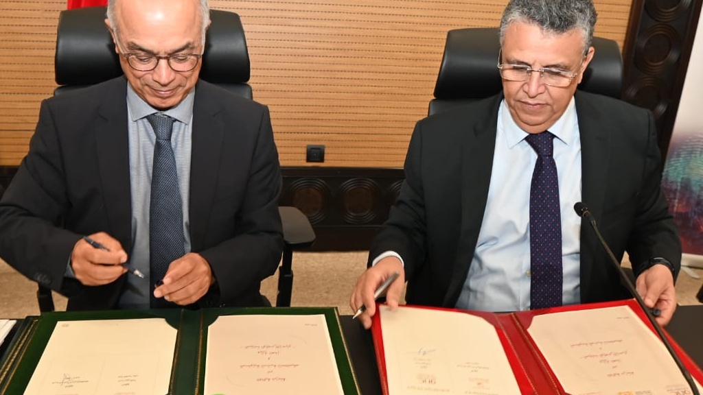 عبد اللطيف وهبي وزير العدل المغربي لدى توقيعه على الاتفاقية مع شكيب بنموسى المندوب السامي للتخطيط في الرباط الاثنين