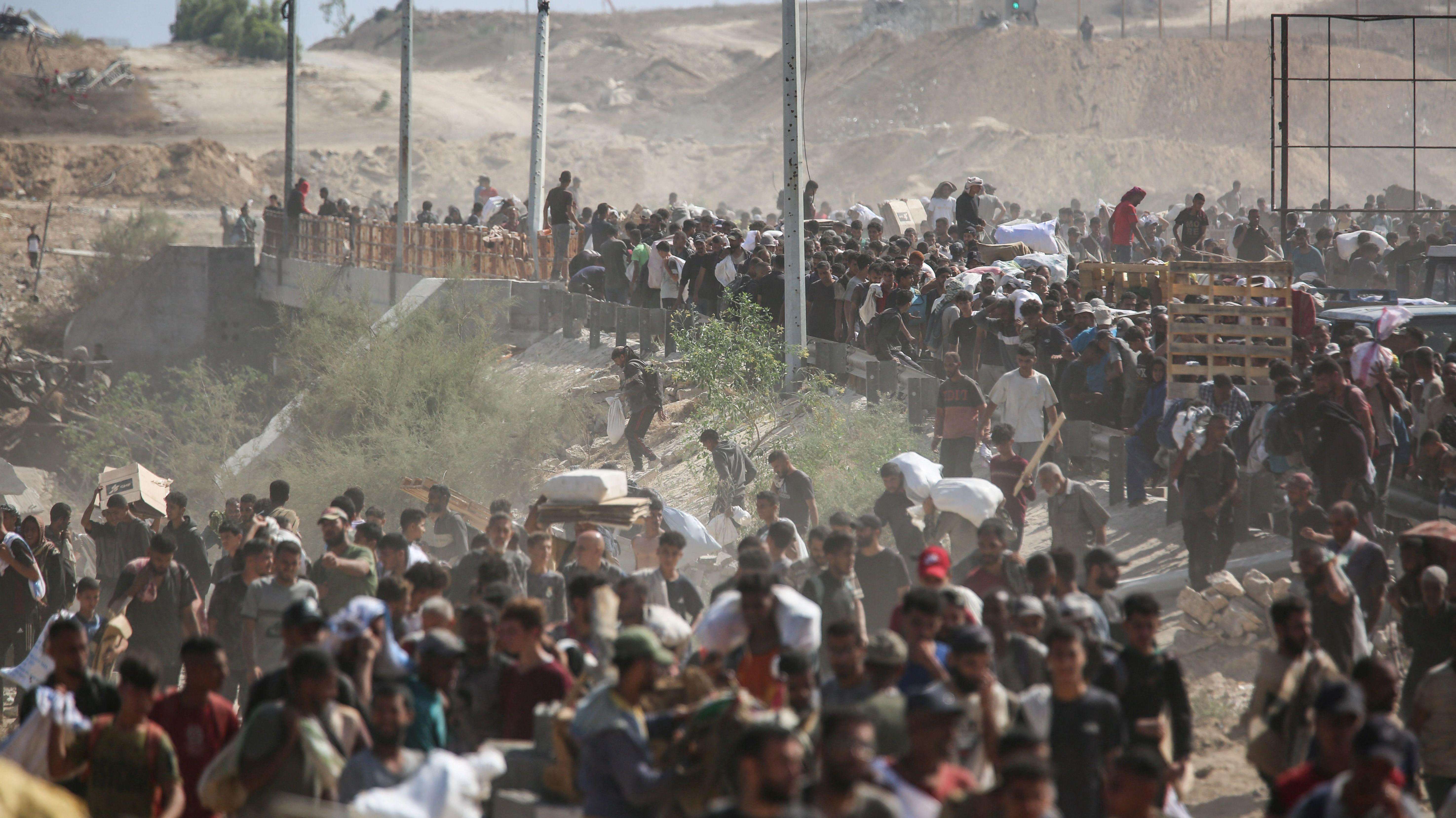 فلسطينيون يحملون إمدادات مساعدات قدمتها مؤسسة غزة الإنسانية المدعومة من الولايات المتحدة، وسط قطاع غزة، 31 يوليو/تموز 2025 - Reuters