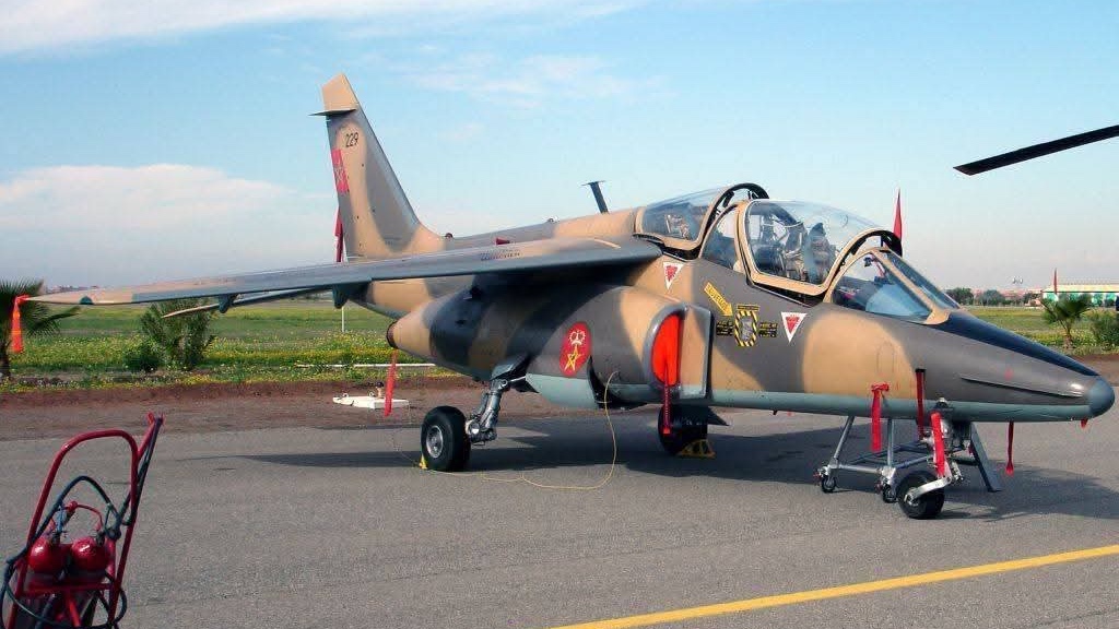 نسخة من الطائرة العسكرية للتدريب التي احترقت