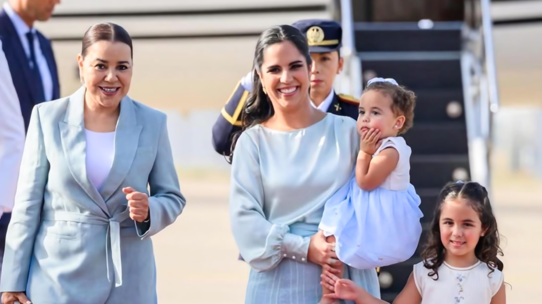 الأميرة لالة اسماء لدى استقبالها سيدة السالفادور الاولى في مطار الرباط سلا .