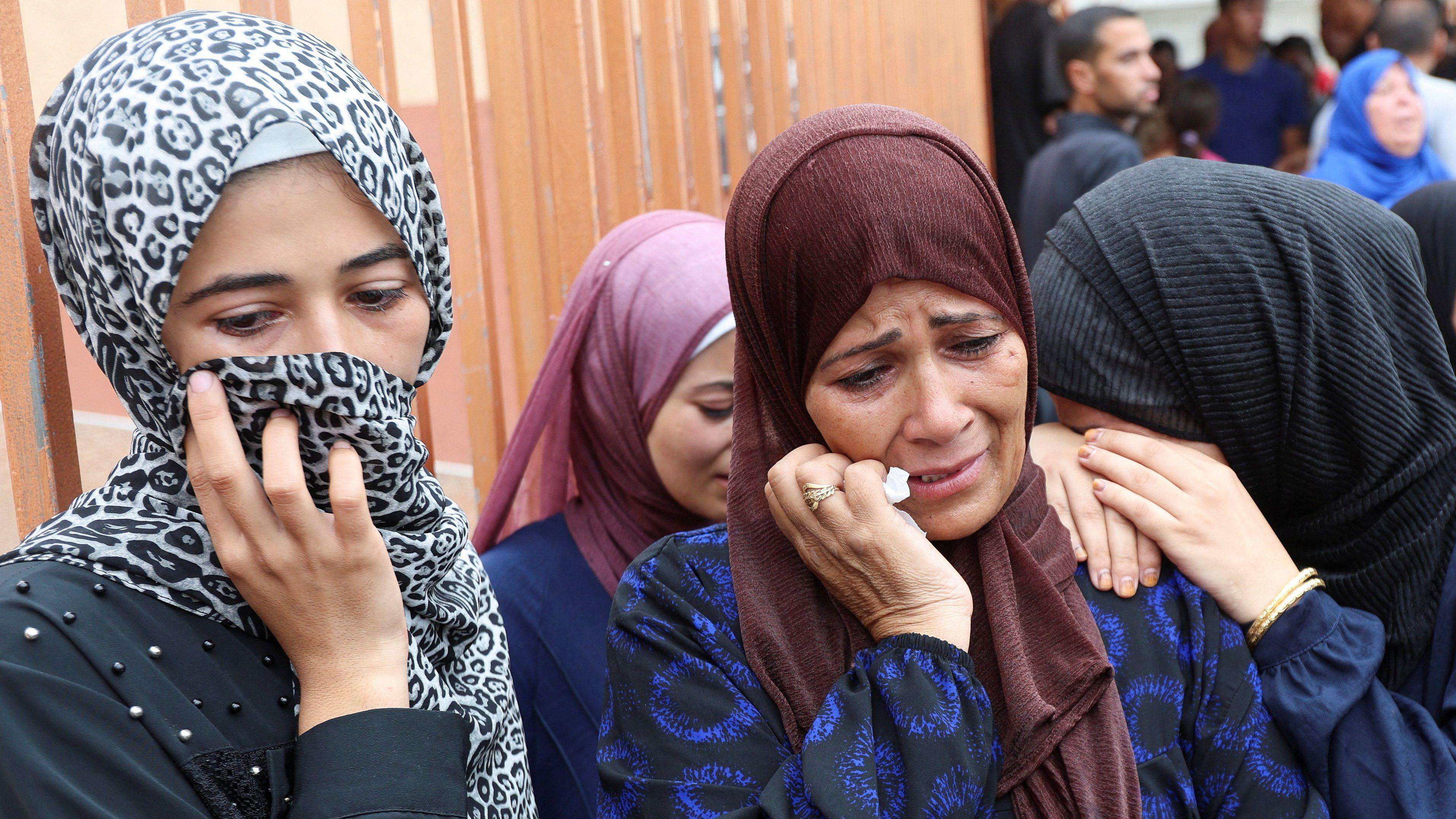 يتفاعل المشيعون خلال جنازة الفلسطينيين الذين قُتلوا بنيران إسرائيلية أثناء محاولتهم الحصول على المساعدة يوم الخميس، والذين قُتلوا في غارات جوية إسرائيلية ليلية على الخيام، وفقًا للمسعفين، في مستشفى ناصر في خان يونس، جنوب قطاع غزة، 1 أغسطس 2025 - Reuters