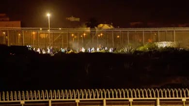 مهاجرون في محاولات لدخول سبتة ليلا