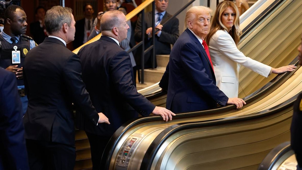 ترامب وميلانيا أثناء تعطل السلم المتحرك بهما في الأمم المتحدة