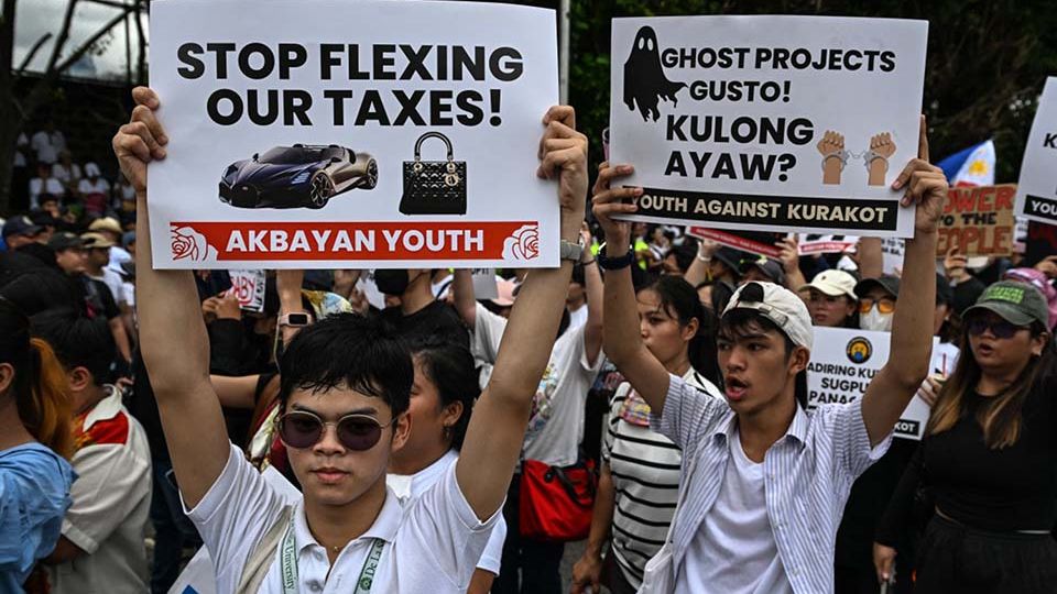 يتظاهر محتجون خلال مسيرة ضد الفساد، بعد الكشف عن مشاريع وهمية للسيطرة على الفيضانات، والتي تُعد من أكبر فضائح الفساد في البلاد منذ عقود، وذلك عند نصب 