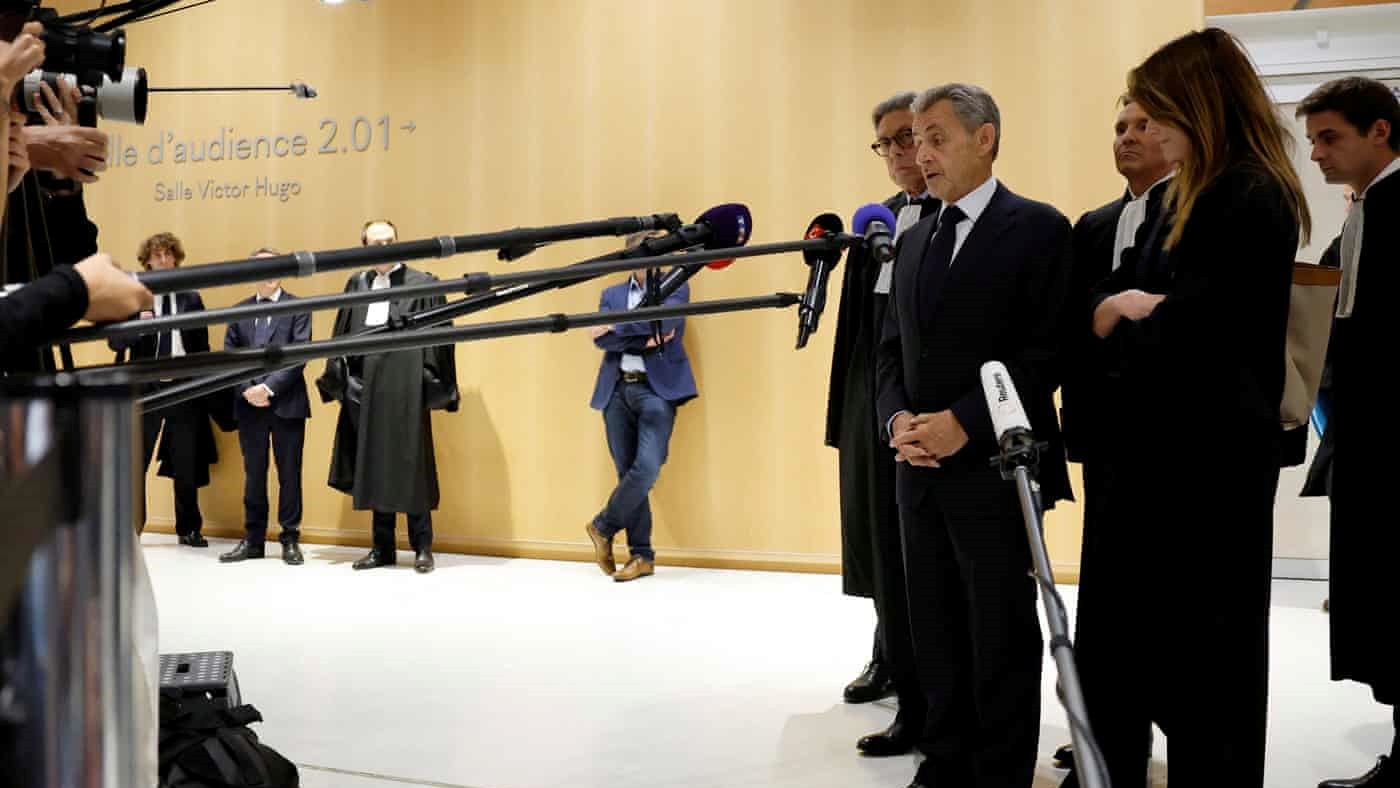 الرئيس الفرنسي السابق نيكولا ساركوزي وإلى جواره زوجته كارلا بروني