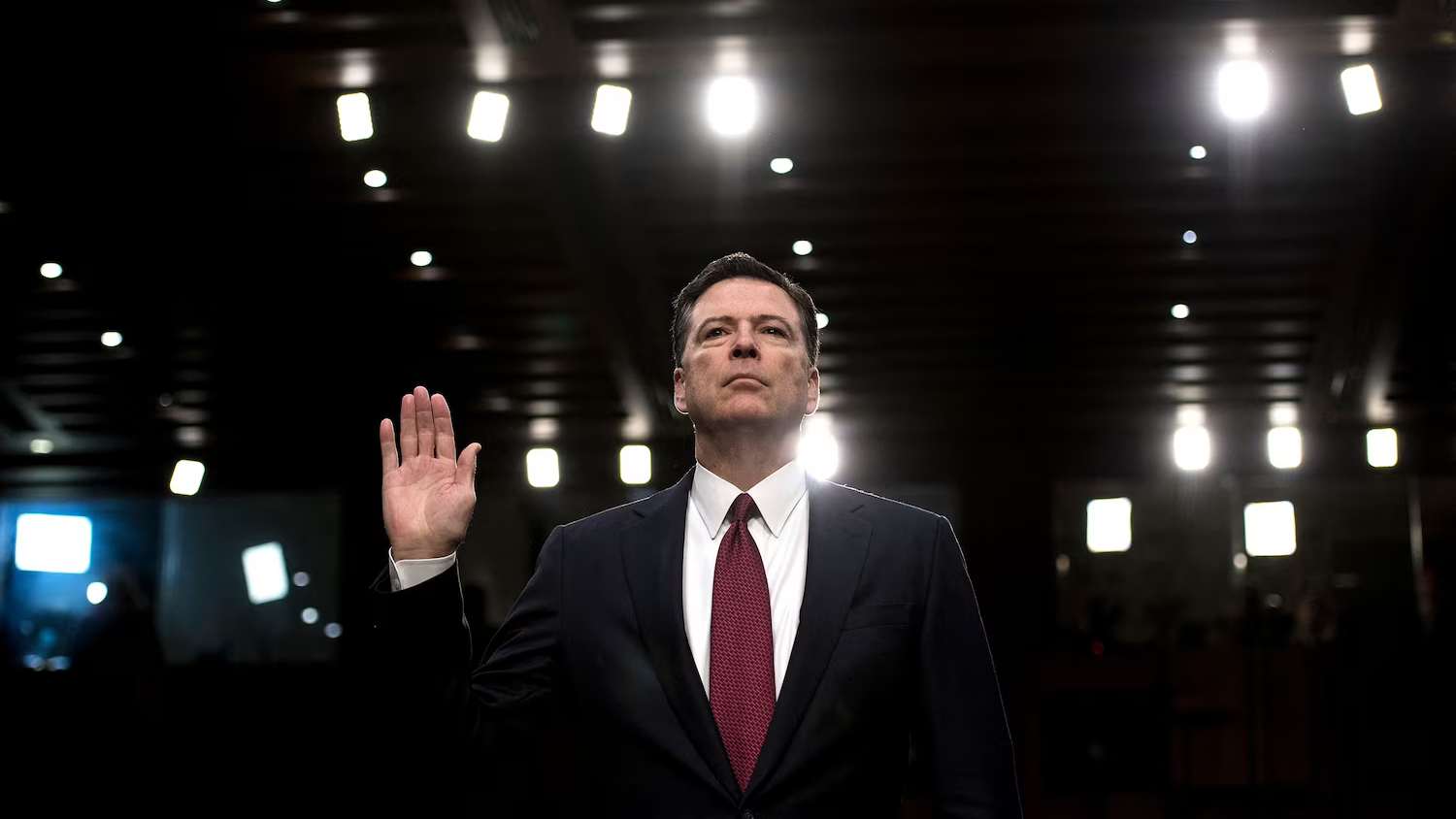 مدير مكتب التحقيقات الفيدرالي السابق جيمس كومي، يؤدي اليمين الدستورية في عام 2017 قبل أن يدلي بشهادته أمام لجنة الاستخبارات بمجلس الشيوخ، بشأن علاقته السابقة بالرئيس دونالد ترامب، ودوره في التحقيق حول التدخل الروسي، في مبنى مجلس الشيوخ - 