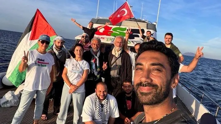 يقول منظمو قافلة الصمود العالمية إن هناك مئات المشاركين على متن سفن الأسطول، يعتزمون إيصال المساعدات الإنسانية إلى غزة.