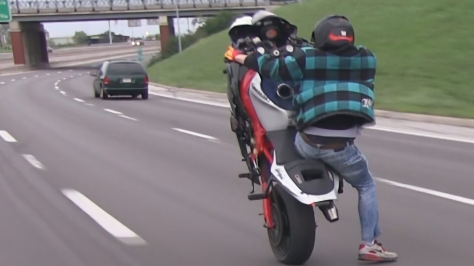 سياقة استعراضية في طرقات المغرب