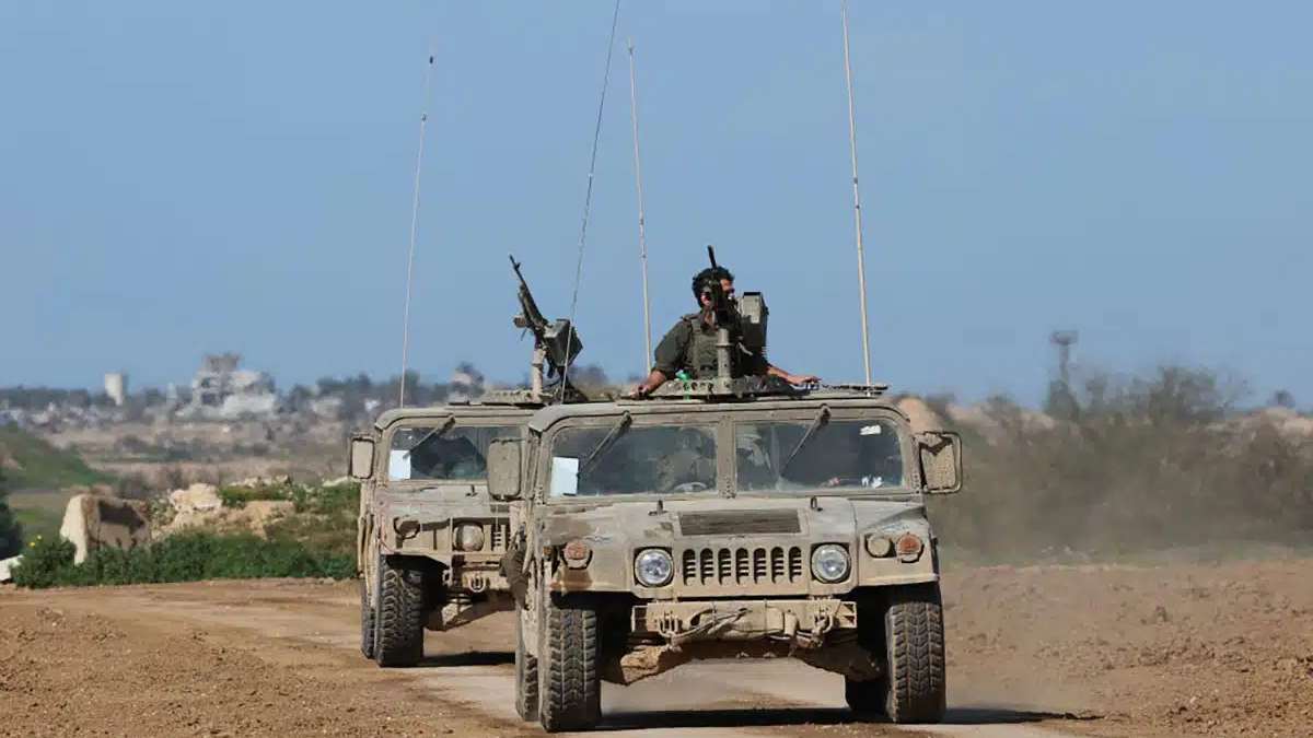 مركبات عسكرية إسرائيلية على طول الحدود مع قطاع غزة في 15 فبراير/شباط 2024، وسط الحرب المستمرة مع حركة حماس