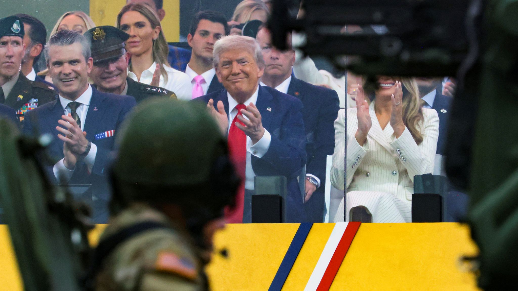 ترامب وهيجسث يشاهدان عرضاً عسكرياً في واشنطن بمناسبة الذكرى السنوية للولايات المتحدة في شهر يونيو