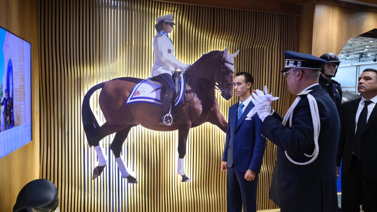 الأمير مولاي الحسن لدى زيارته اروقة معرض الفرس في الجديدة