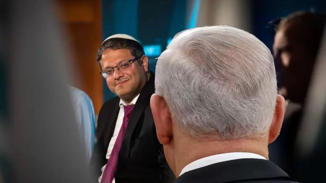 بن غفير ينظر إلى نتانياهو