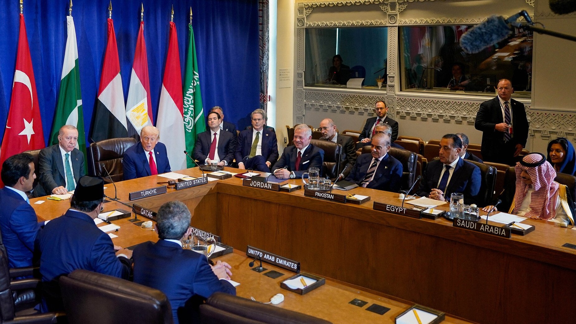 الاجتماع الذي أسفر عن بلورة خطة السلام وإنهاء الحرب في غزة