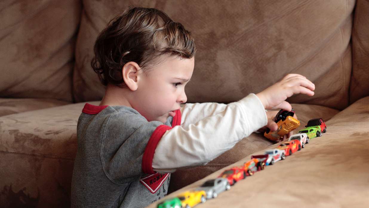 العلم يطمئن الأمهات ويصحح المفاهيم: طفل التوحد لا يتحدد مصيره بشائعة دواء!