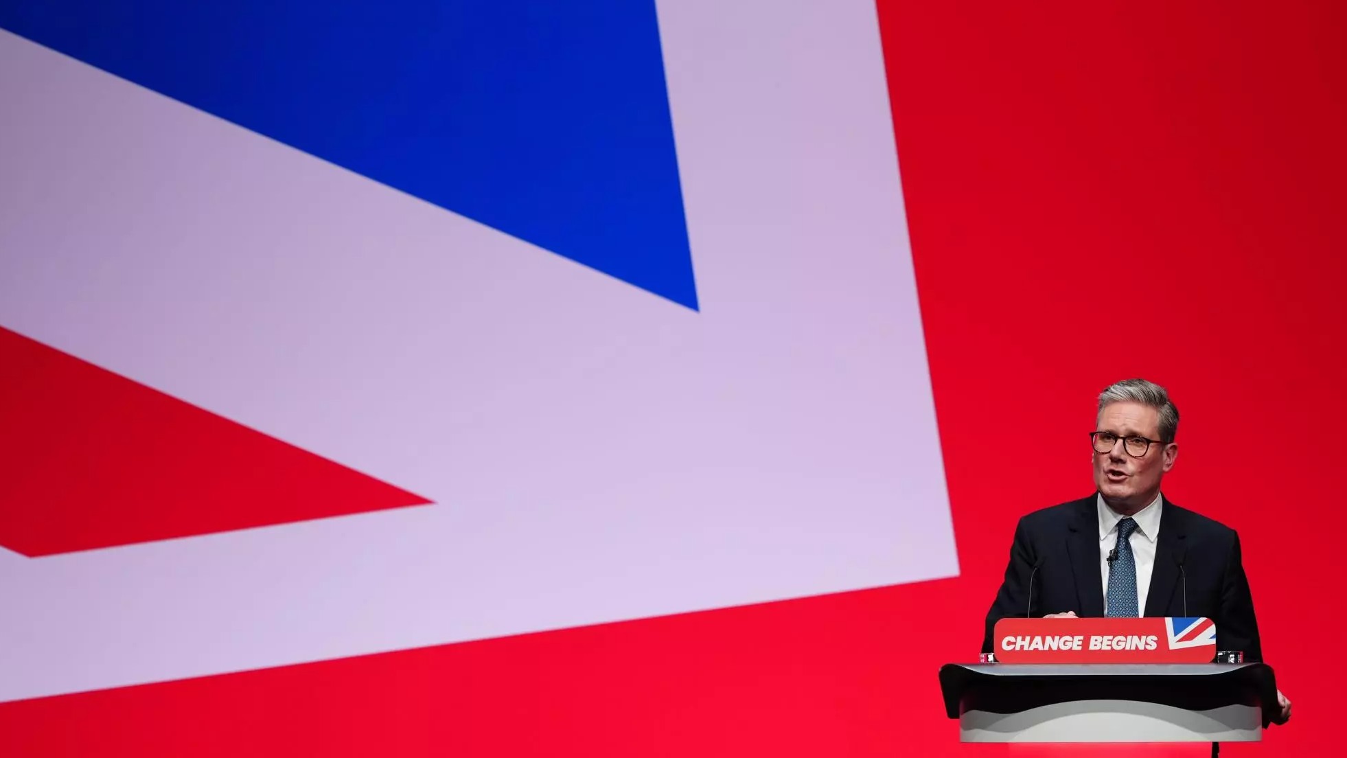 ستارمر خلال خطابه أمام مؤتمر حزب العمال في ليفربول