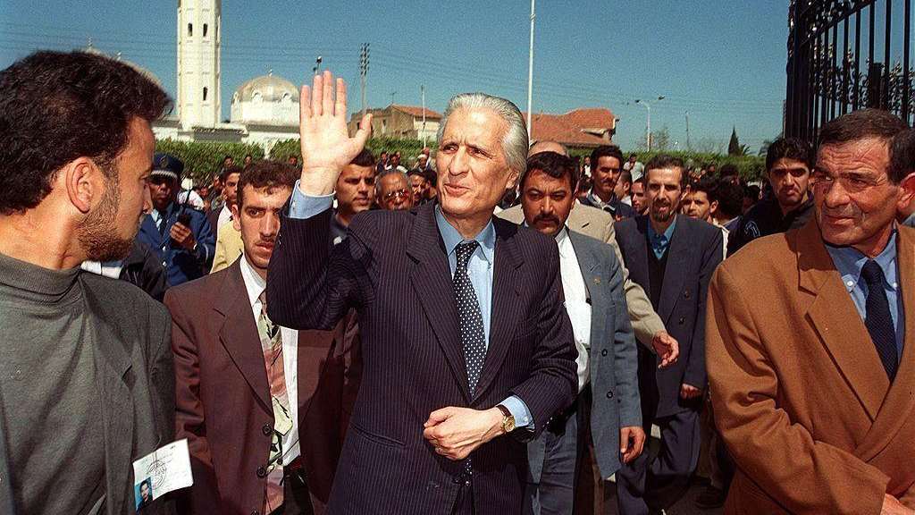 وزير الخارجية الجزائري الأسبق والمرشح للرئاسة أحمد طالب الإبراهيمي يلوّح لمناصريه في 6 أبريل/نيسان 1999 في مدينة البليدة، خلال حملته الانتخابية للانتخابات الرئاسية. - Getty Images