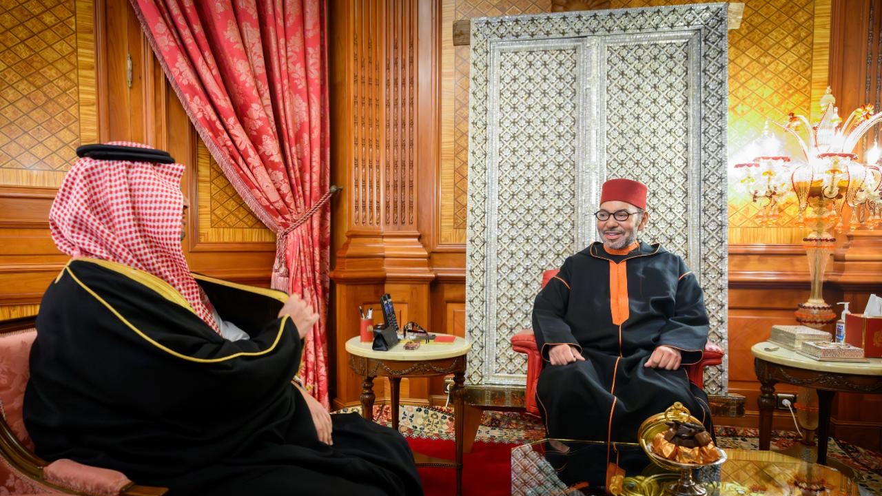 العاهل المغربي لدى استقباله المبعوث السعودي