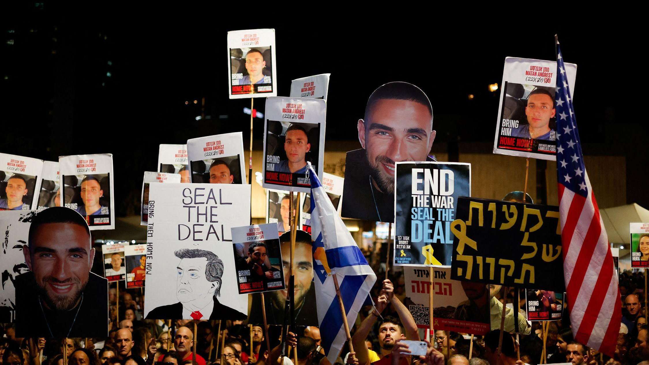 متظاهرون يتجمعون قبل الذكرى السنوية الثانية لحرب غزة في 7 أكتوبر 2023، ويطالبون بالإفراج الفوري عن جميع الرهائن وإنهاء الحرب في غزة، في تل أبيب، إسرائيل، 4 أكتوبر 2025. - Reuters