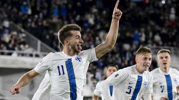 آدم مارييف لاعب فنلندا يحتفل بهدفه في مرمى ليتوانيا في تصفيات كأس العالم لكرة القدم 2026. ملعب هلسنكي الأولمبي، في 9 تشرين الأول/أكتوبر 2025