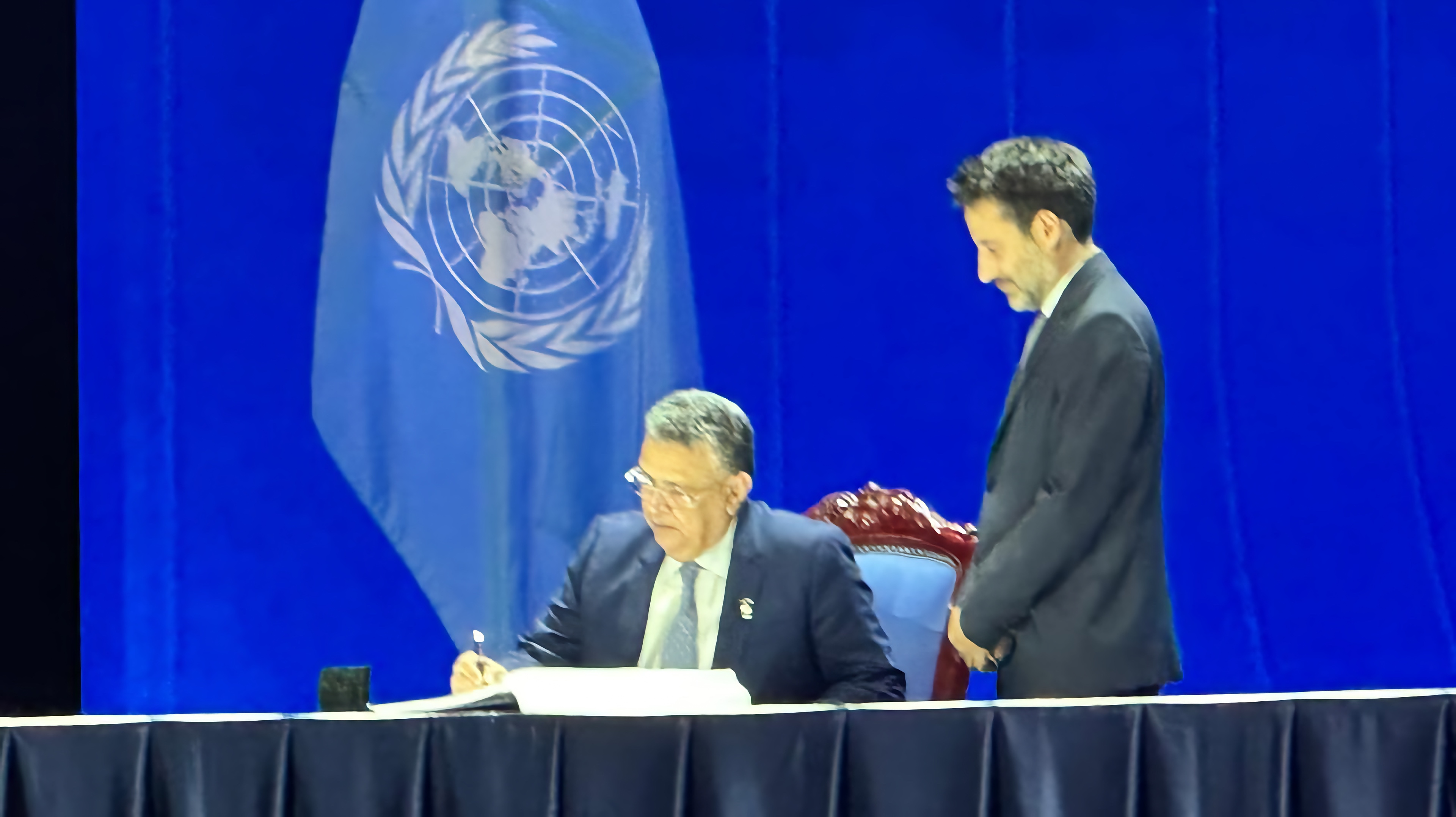 وزير العدل المغربي عبد اللطيف وهبي يوقع بهانوي على اتفاقية للأمن السيبراني