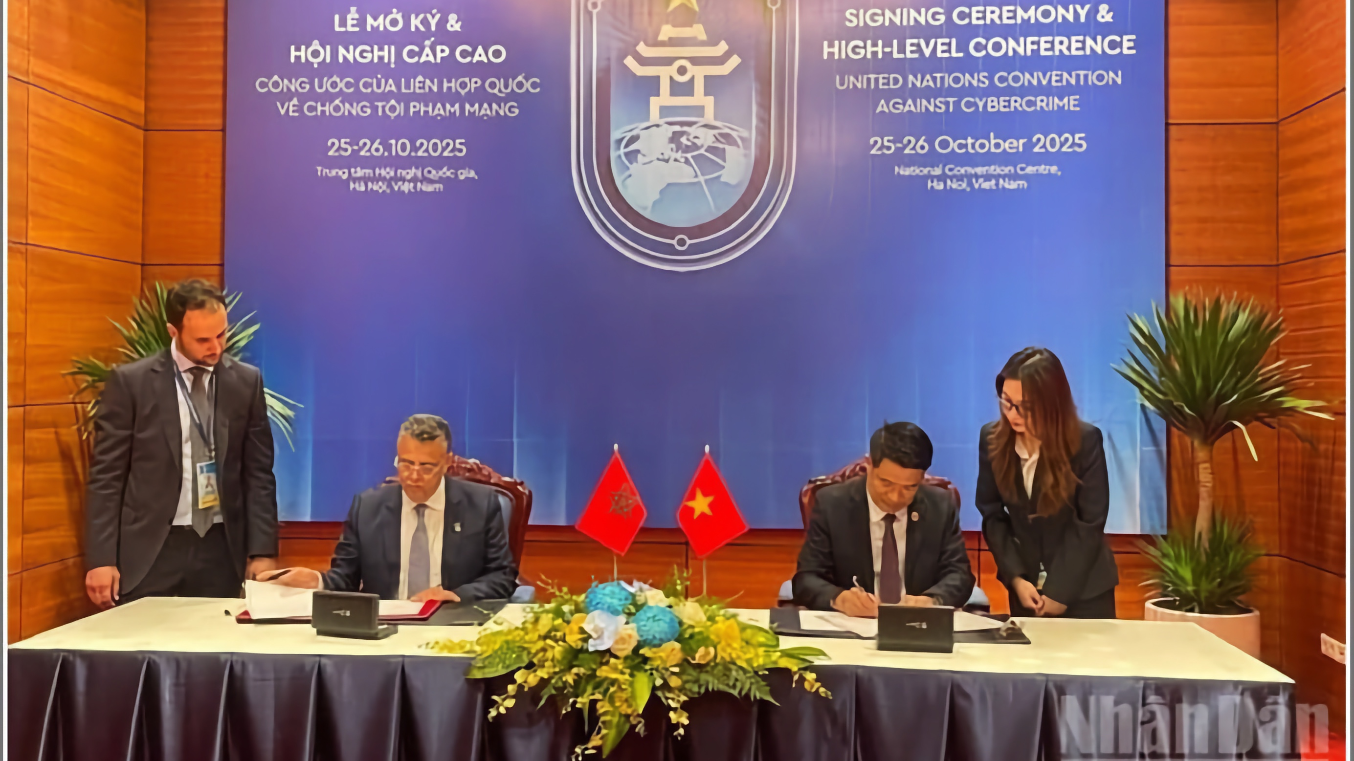 عبد اللطيف وهبي وزير العدل المغربي ونغوين هوي تيين، المدعي العام للنيابة العامة الشعبية العليا في فيتنام يوقعان اتفاقية ثنائية للمساعدة القضائية في الميدان الجنائي بين البلدين