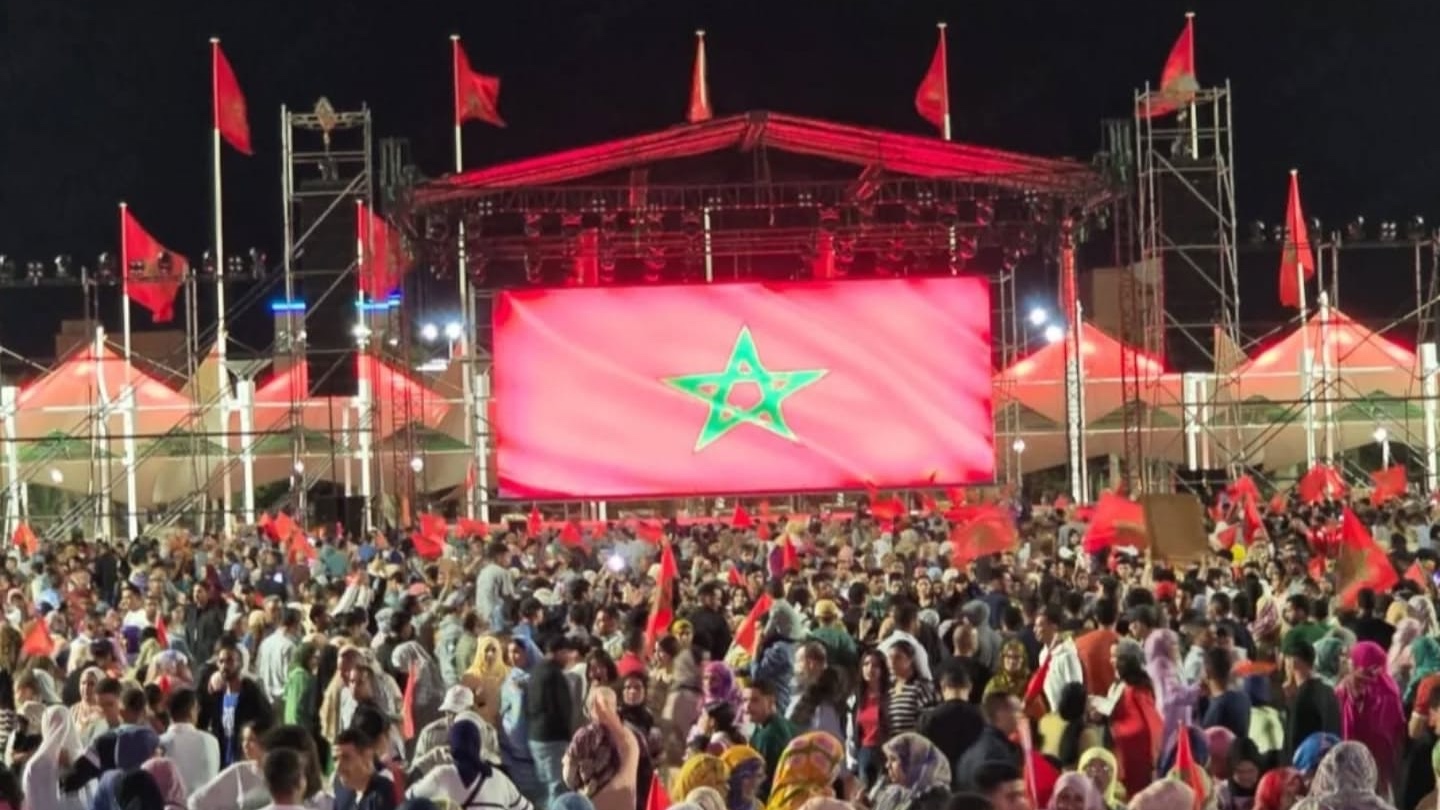 المغاربة يحتفلون ابتهاجا بالقرار الأممي الداعم للحكم الذاتي في الصحراء