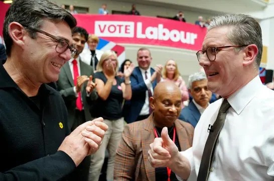 ستارمر وعمدة مانشستر في لقاء سابق على هامش مؤتمر حزب العمال السنوي