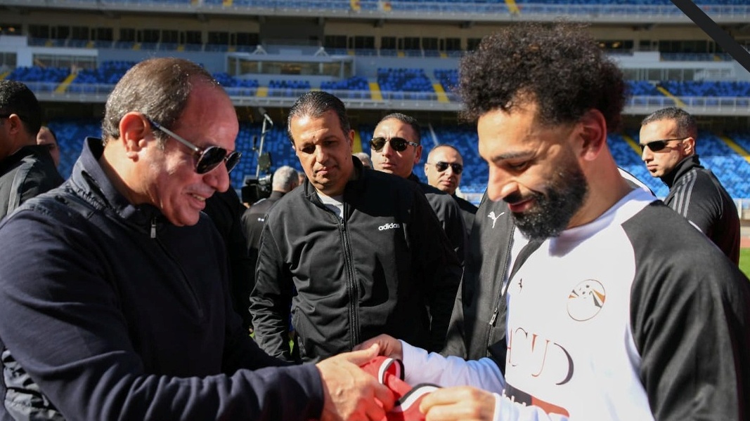 الرئيس المصري عبد الفتاح السيسي ونجم منتخب مصر وليفربول محمد صلاح
