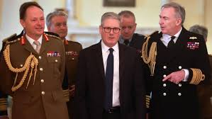 رئيس الوزراء البريطاني في احد لقاءاته مع قادة الجيش 