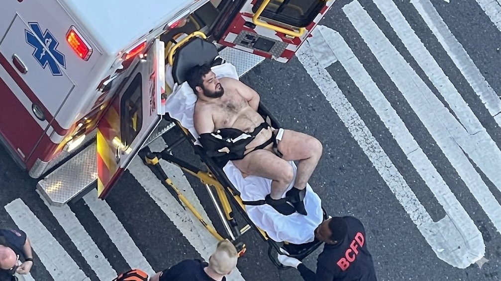 مطلق النار الأفغالي رحمن الله بعد القبض عليه ونقله إلى المستشفى