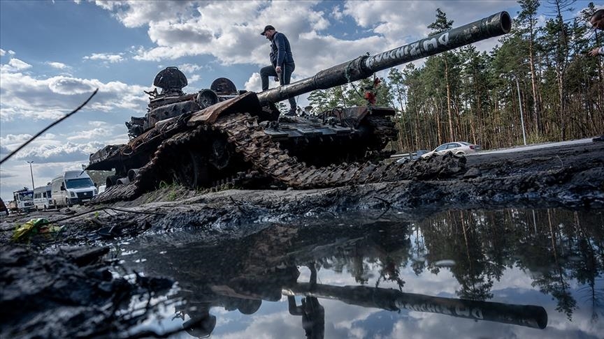 دبابة روسي تقاتل في الأراضي الأوكرانية